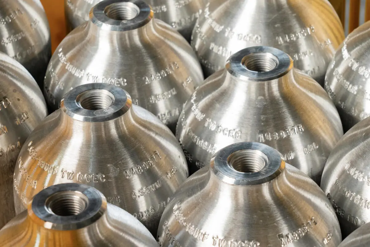 Why is aluminum used for manufacturing hydrogen gas cylinders?