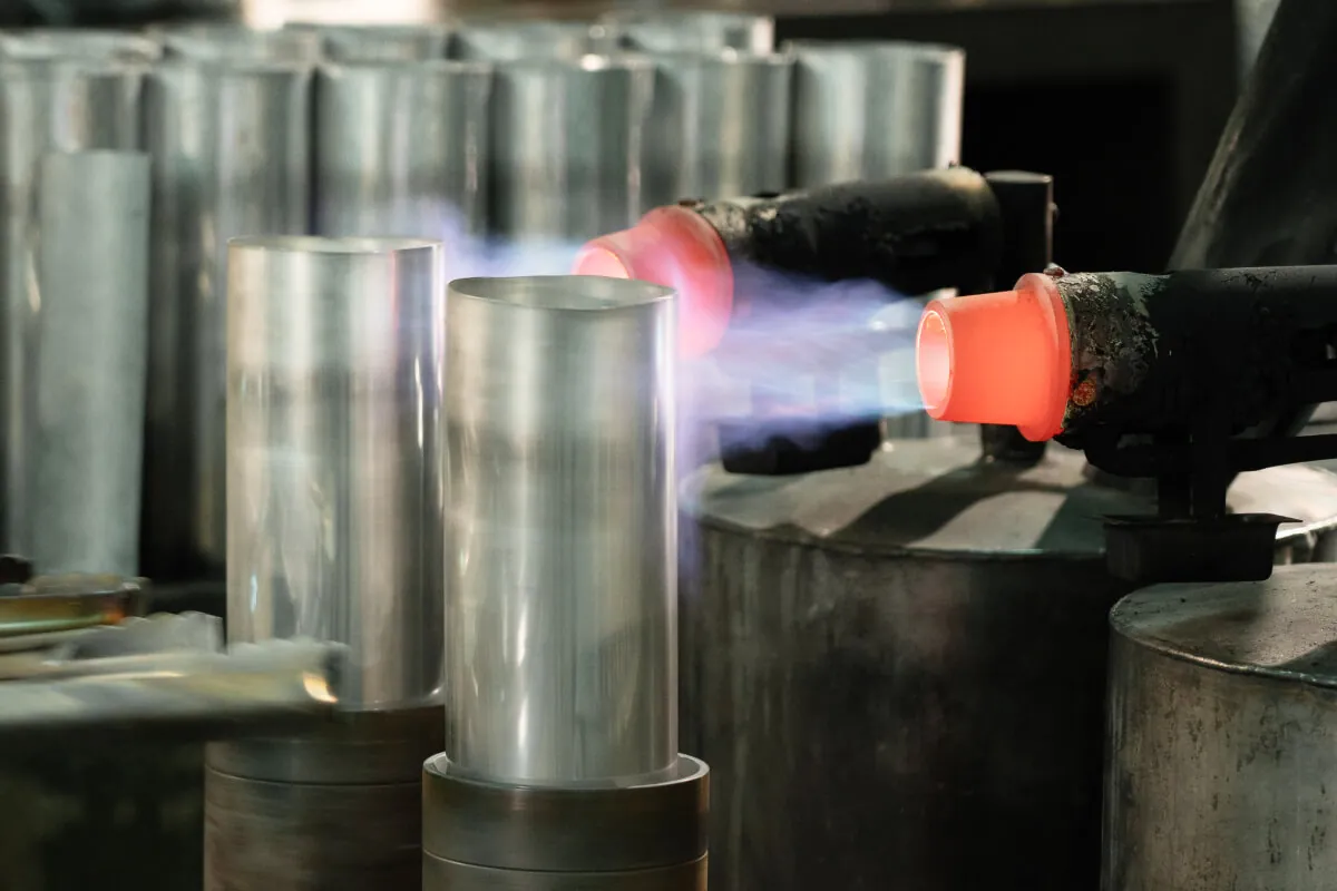 Does the manufacturing process affect hydrogen gas cylinder integrity?